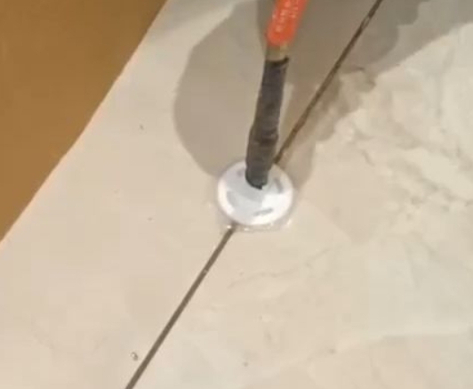 陇西瓷砖空鼓维修公司专业解答瓷砖在铺贴过程中，如果没有涂抹均匀到位的粘结材料（如水泥砂浆或瓷砖胶），可能会导致以下问题