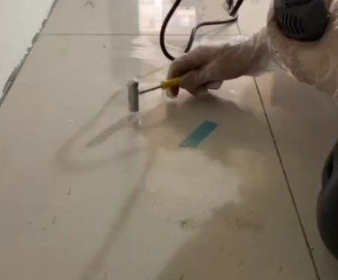 陇西瓷砖开裂维修公司专业分享瓷砖在铺贴前如果没有沥干水分，将会导致以下问题